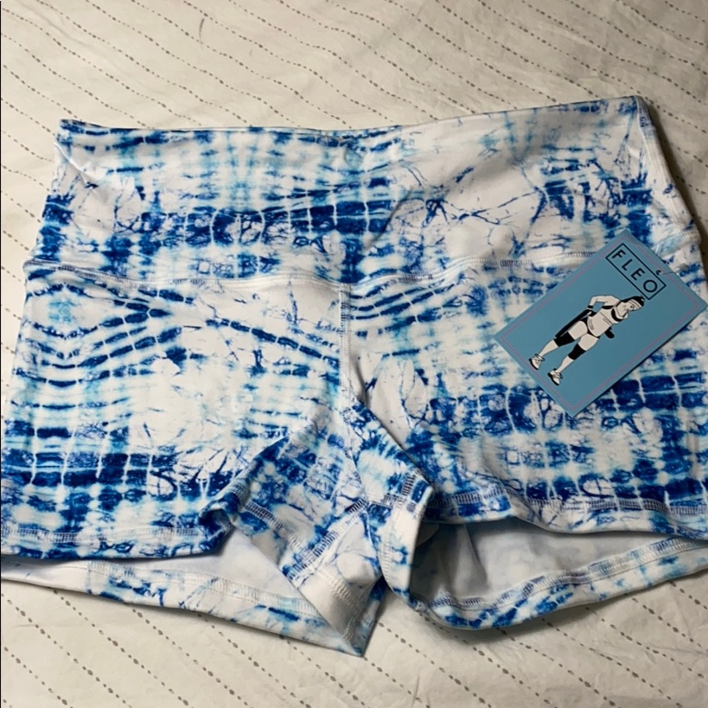 NWT size M Fleo shorts